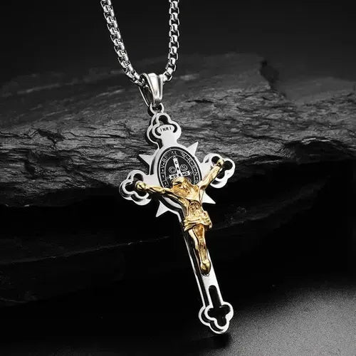 Collier avec pendentif croix de protection Saint-Benoît