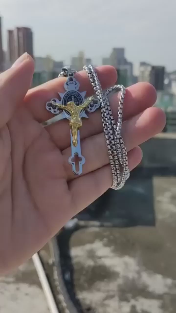 Collier avec pendentif croix de protection Saint-Benoît